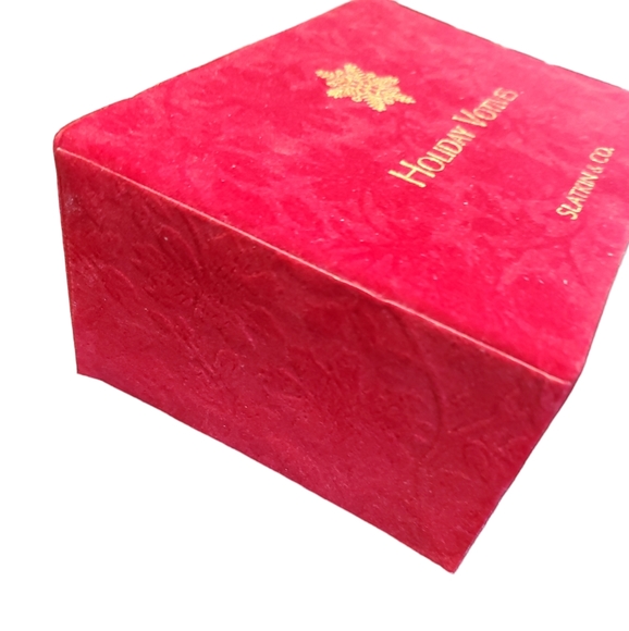 SLATKIN & CO Holiday Votives in Red Flocked Gift Box - Picture 7 of 8